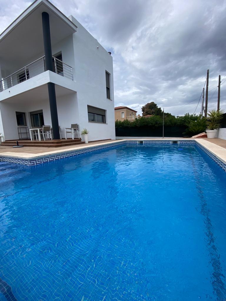 Precioso chalet moderno con piscina en Las Tres Calas, 450 m2 de parcela, vistas al mar y la montaña