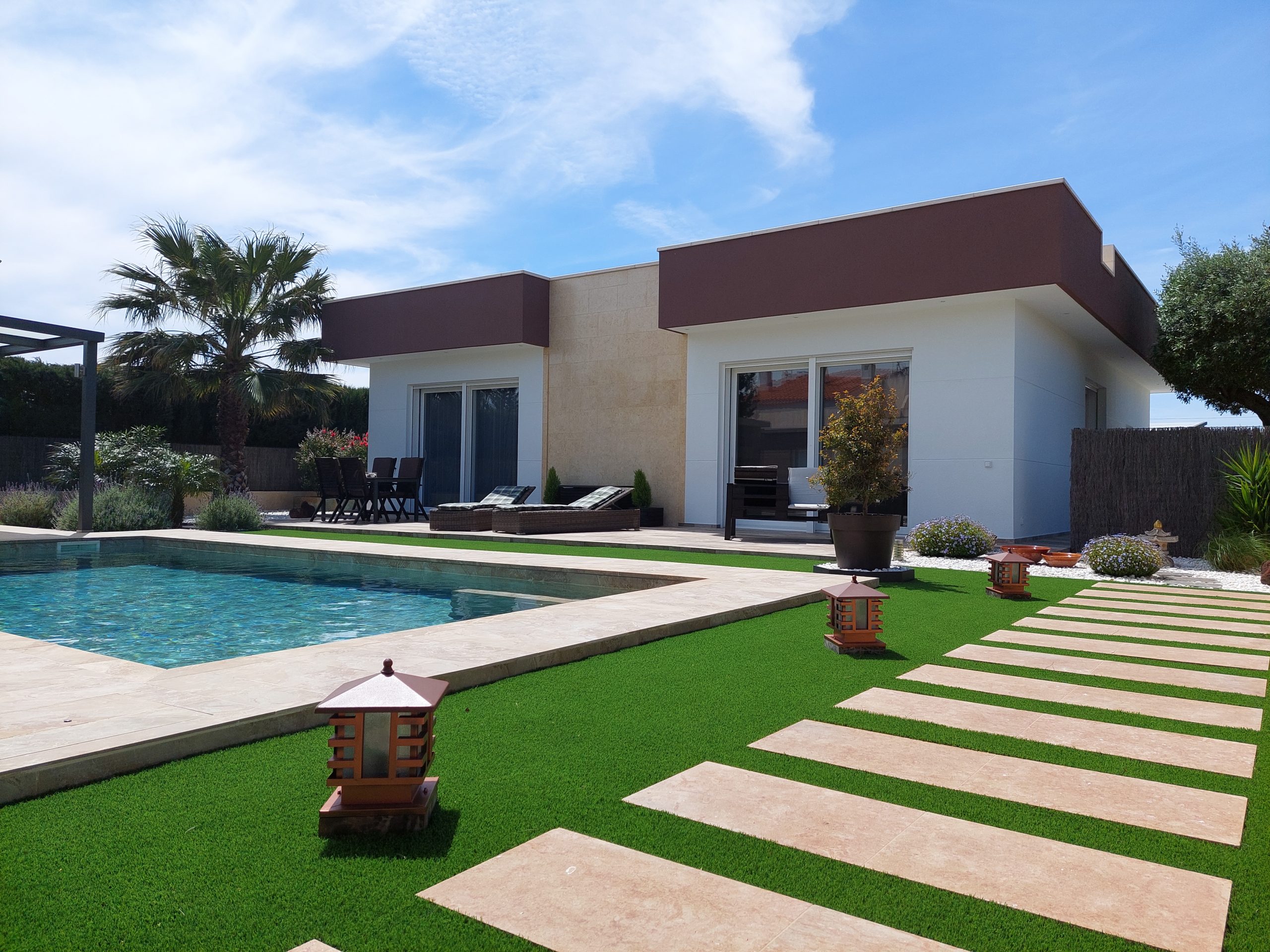 Magnífico chalet moderno y casa de invitados de 190 m2 toda planta baja en parcela de 926 m2 con piscina y jardín