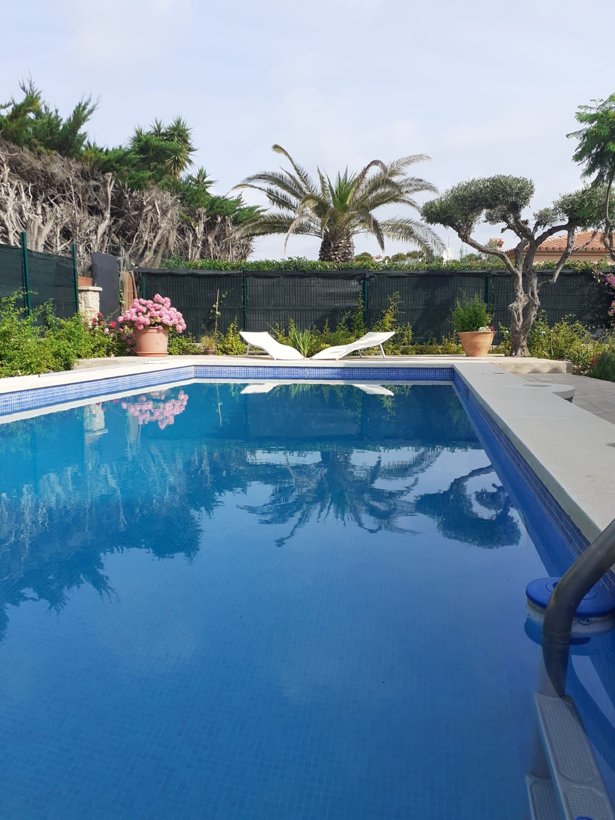 Precioso chalet de 271 m2 en parcela de 752 m2 con piscina y vistas increíbles al mar, a un paso de la playa Cristal