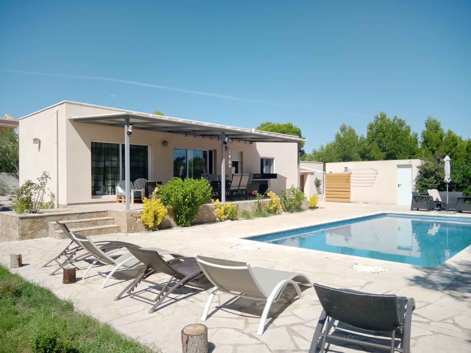 Gran propiedad con 2 casas de 300 m2, cada una con piscina, en parcela de 3000 m2 en Sant Jordi d’Alfama