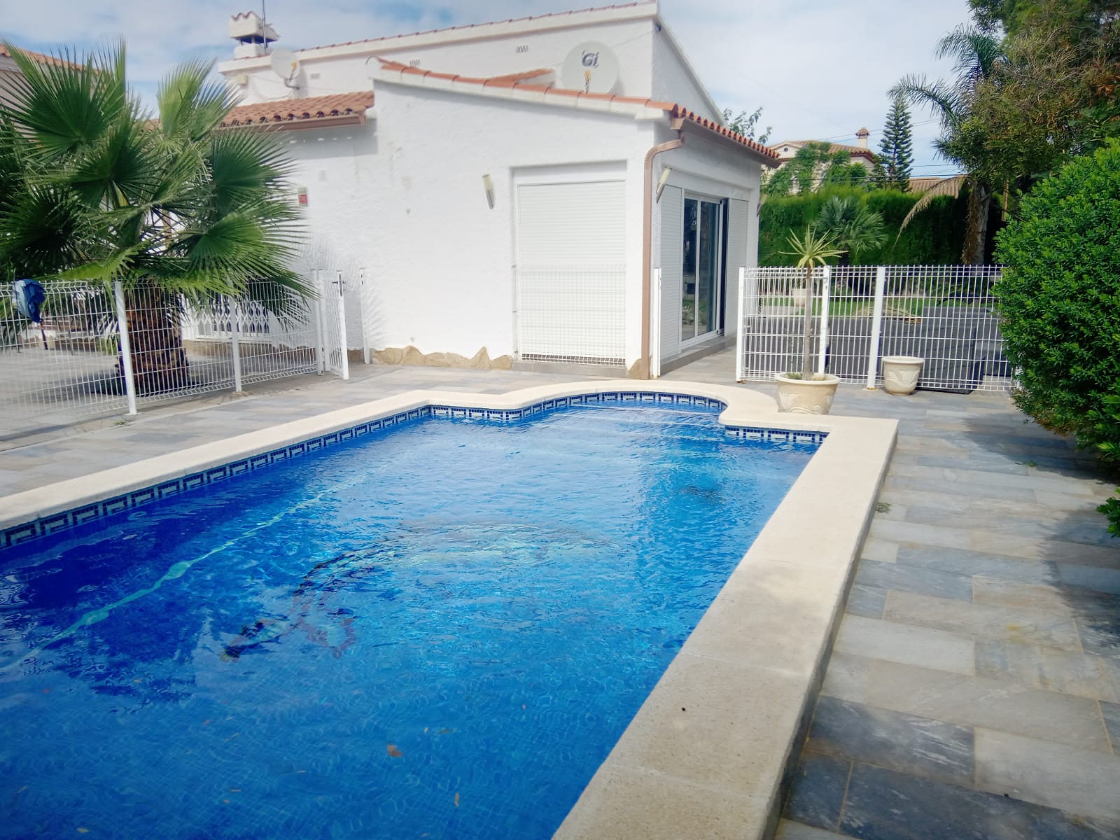 Bonito chalet individual con piscina en planta baja de 90 m2 con parcela de 567 m2 en Miami-Platja, cerca de la playa