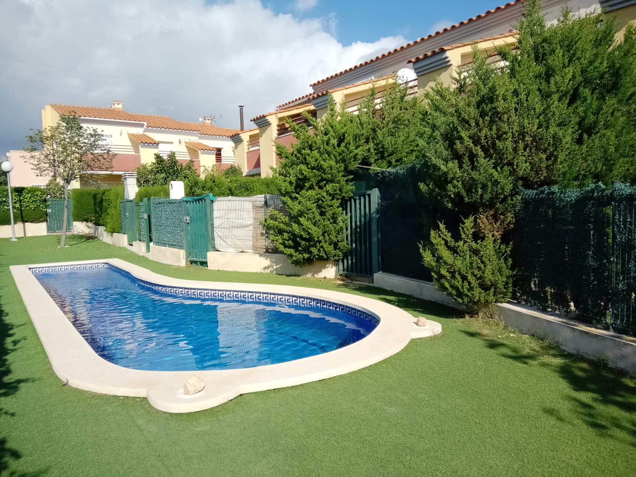 Casa adosada 105 m2 en zona céntrica y tranquila, con piscina comunitaria